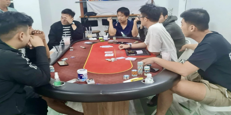 Cách chơi Poker - Bàn game được điều hành bởi dealer của nhà cái